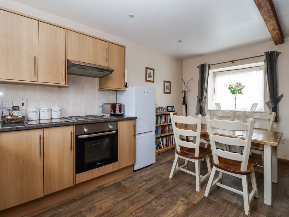 Cottage | Private kitchen | Fridge, stovetop, highchair, cookware/dishes/utensils