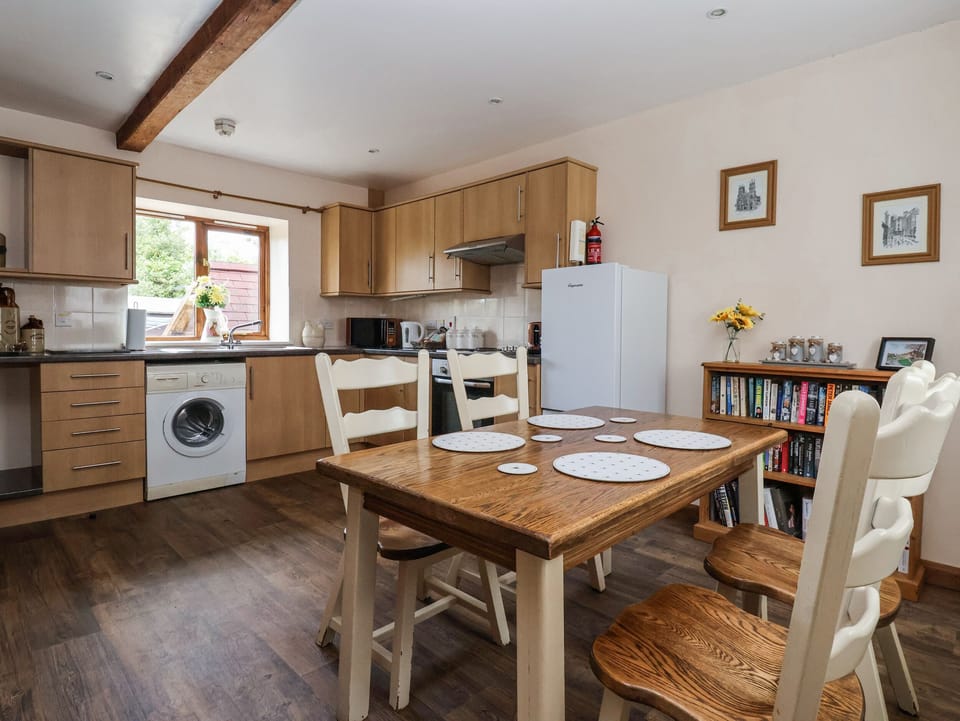 Cottage | Private kitchen | Fridge, stovetop, highchair, cookware/dishes/utensils