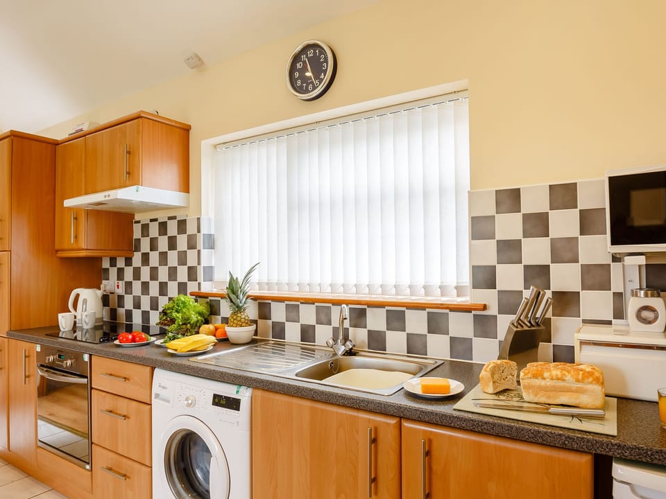 Cottage | Private kitchen | Stovetop, highchair, cookware/dishes/utensils