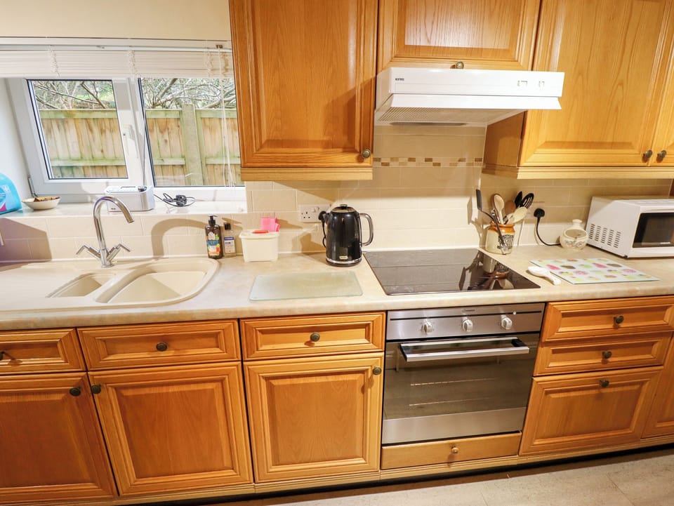Cottage | Private kitchen | Stovetop, dishwasher, cookware/dishes/utensils