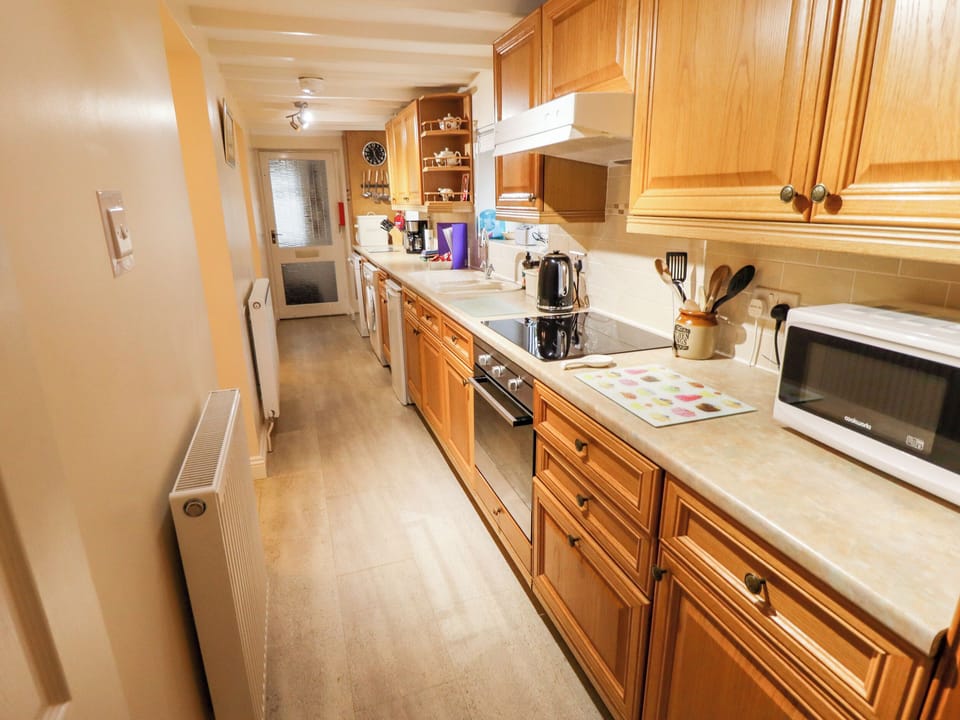 Cottage | Private kitchen | Stovetop, dishwasher, cookware/dishes/utensils