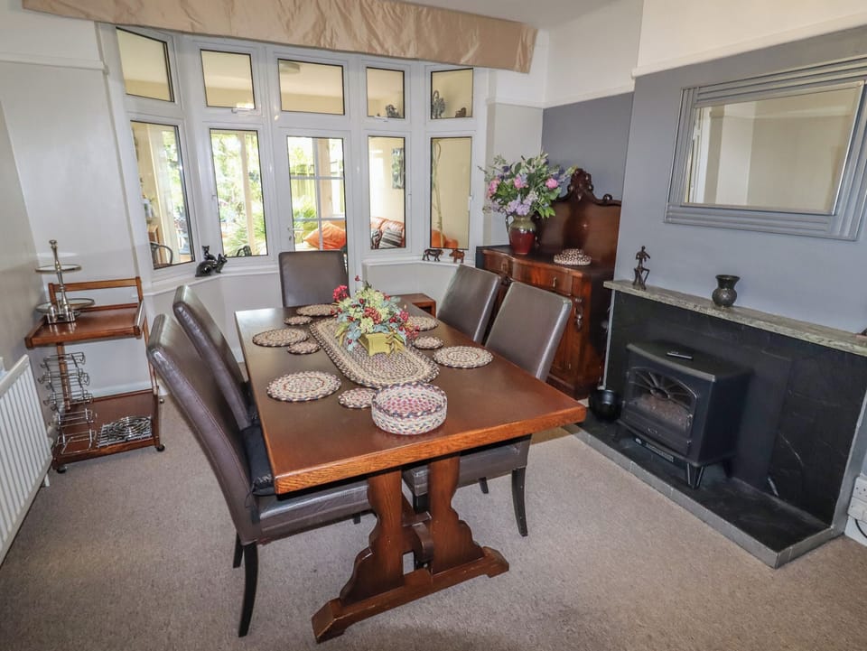 Cottage | Dining