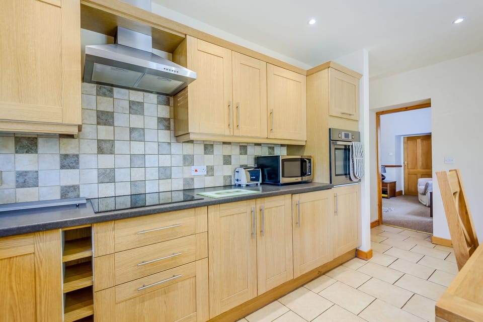 Cottage | Private kitchen | Dishwasher, cookware/dishes/utensils