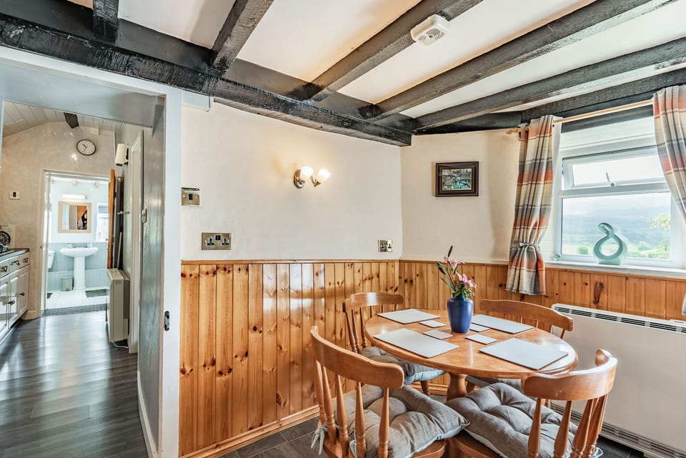 Cottage | Private kitchen | Fridge, oven, stovetop, cookware/dishes/utensils