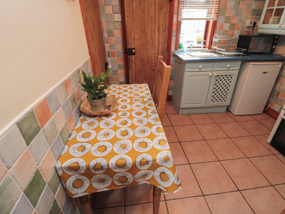 Cottage | Private kitchen | Stovetop, highchair, cookware/dishes/utensils