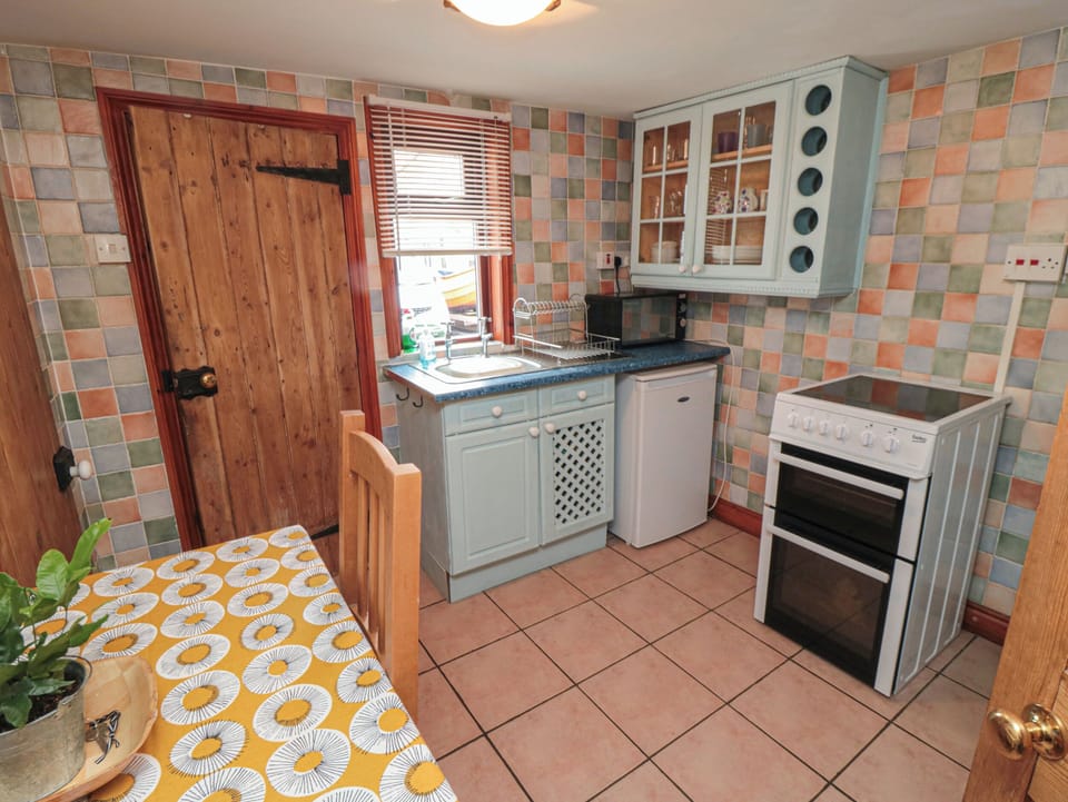 Cottage | Private kitchen | Stovetop, highchair, cookware/dishes/utensils