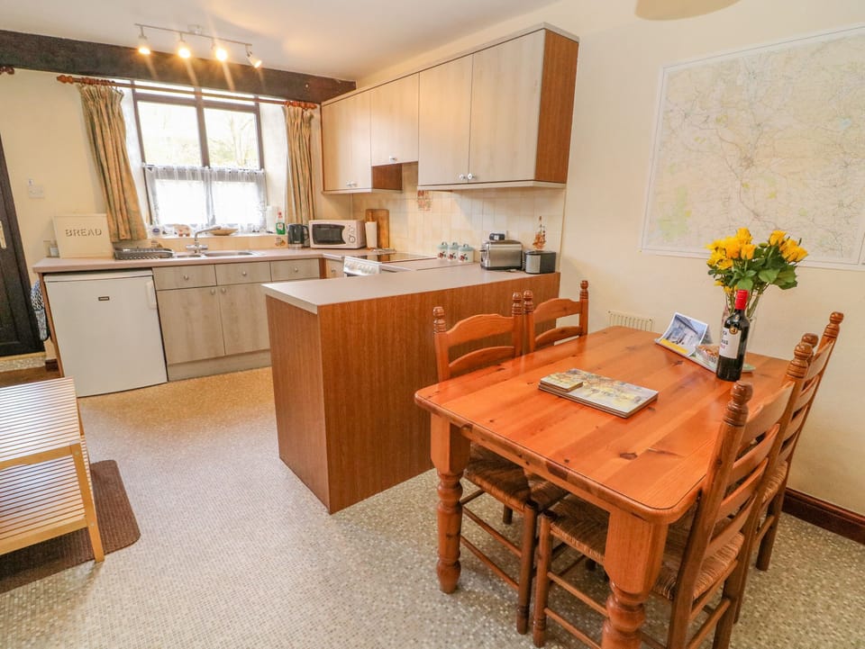 Cottage | Private kitchen | Stovetop, cookware/dishes/utensils