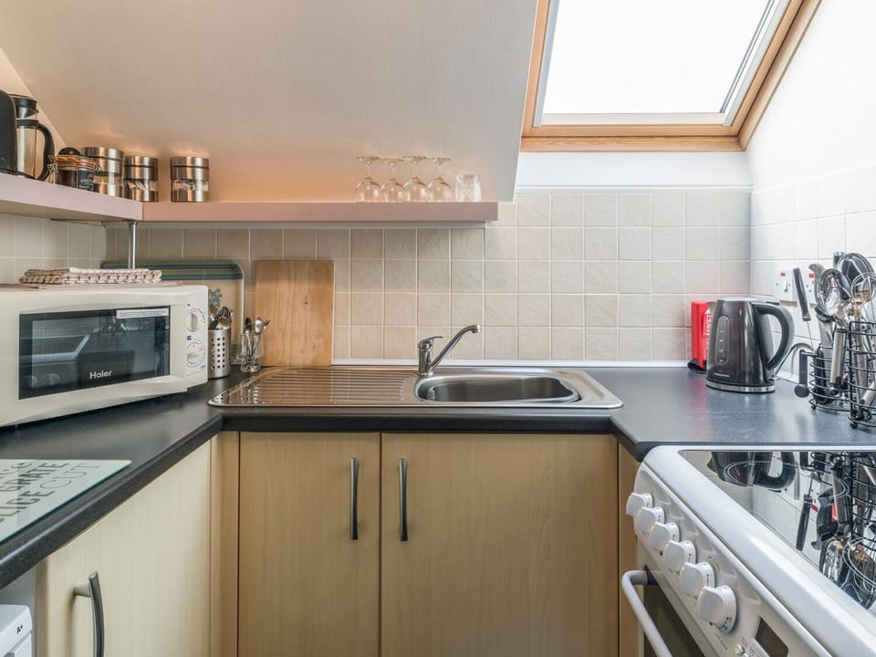Cottage | Private kitchen | Stovetop, cookware/dishes/utensils