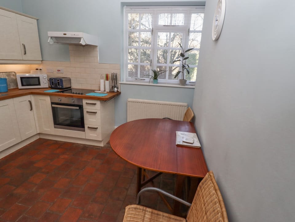 Cottage | Private kitchen | Fridge, microwave, stovetop, toaster