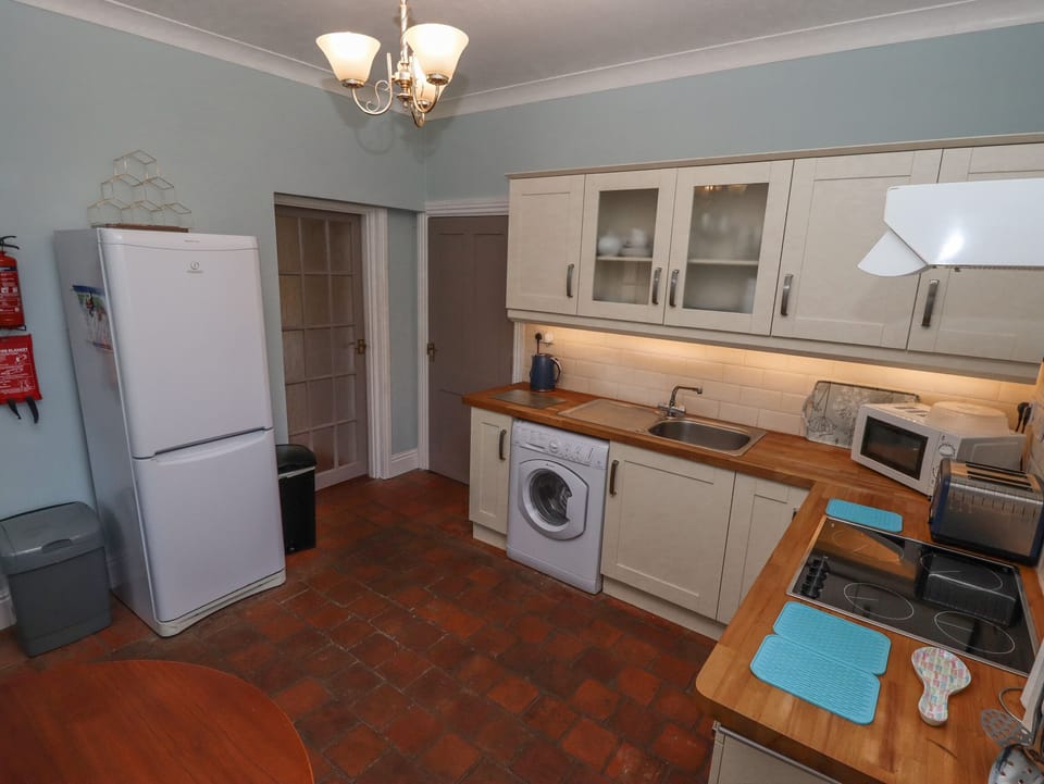 Cottage | Private kitchen | Fridge, microwave, stovetop, toaster
