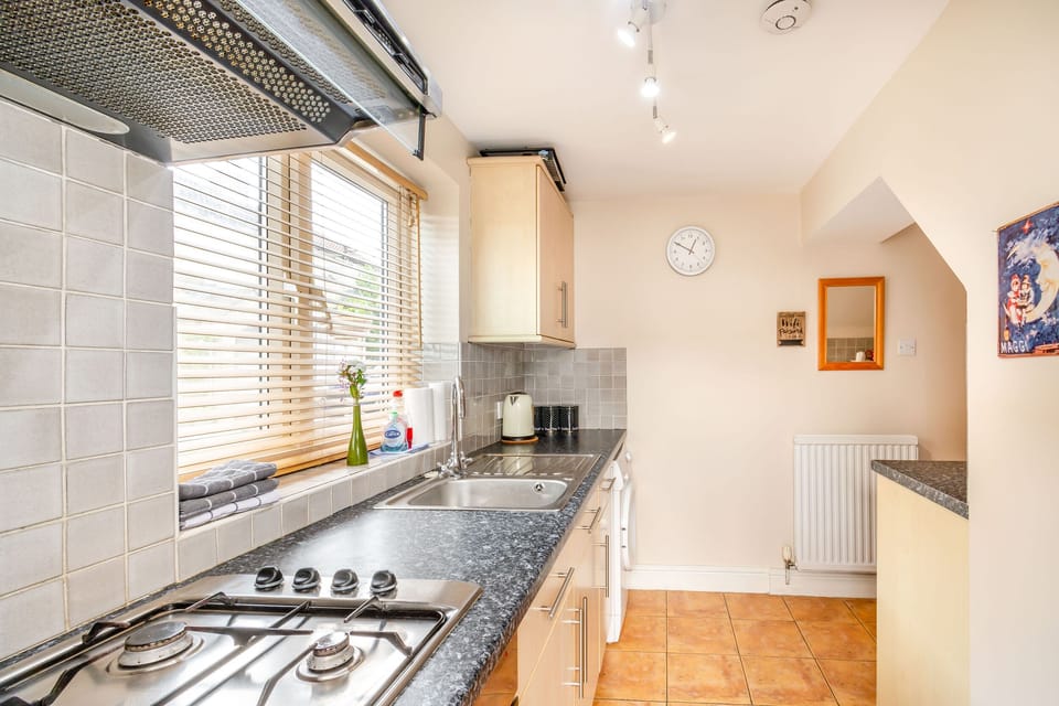 Cottage | Private kitchen | Fridge, microwave, stovetop, electric kettle