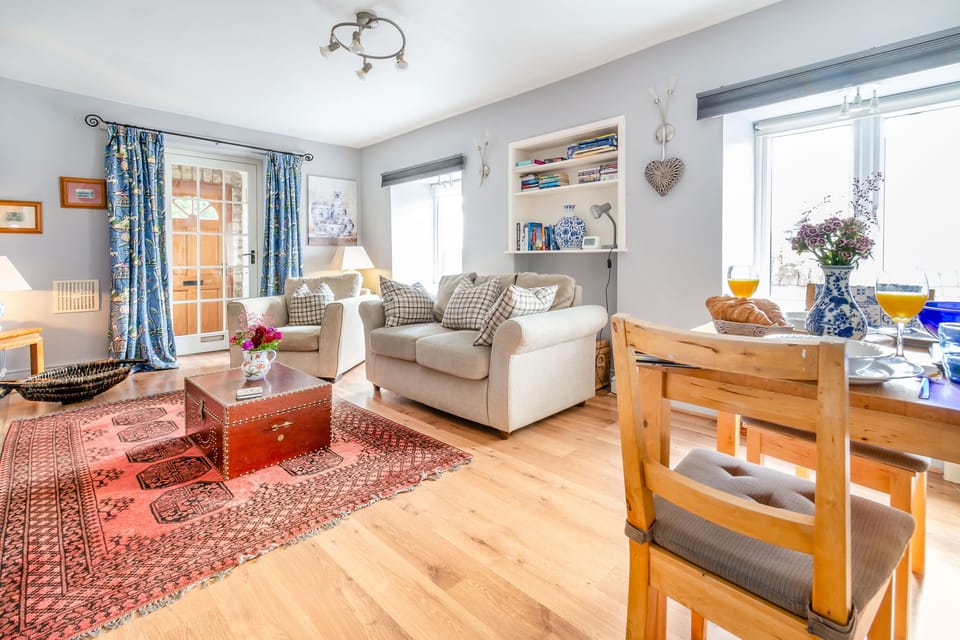 Cottage | Living room | TV, fireplace, DVD player