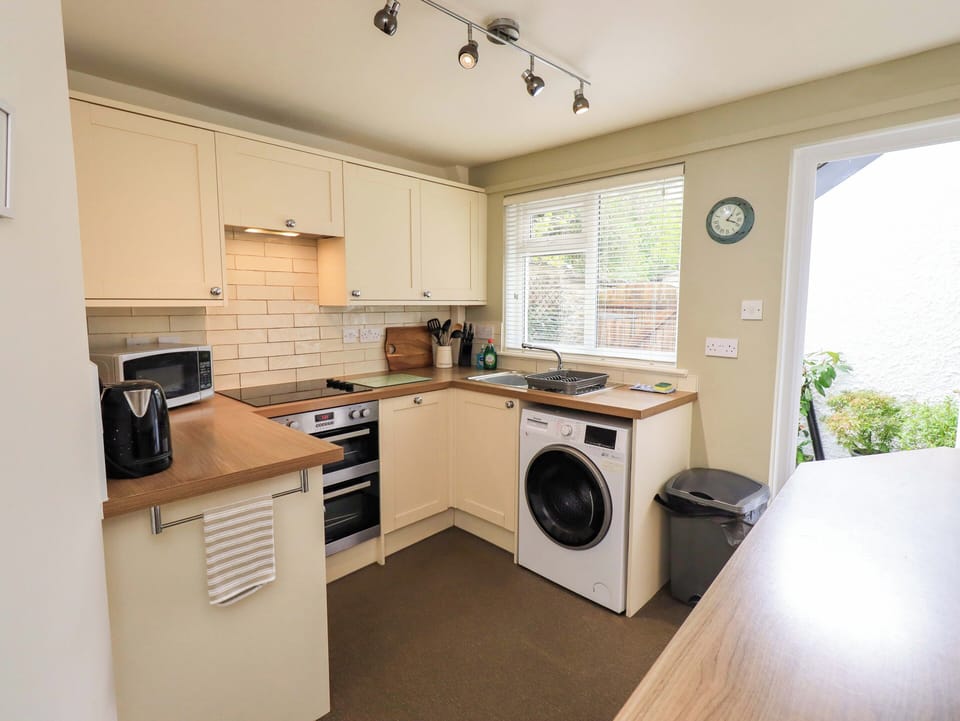 Cottage | Private kitchen | Fridge, microwave, stovetop, dishwasher