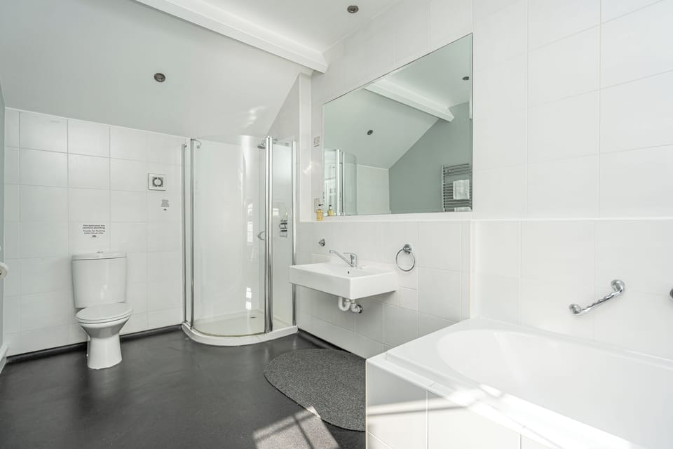 Apartment (Annex, Sea View) | Bathroom | Free toiletries, towels