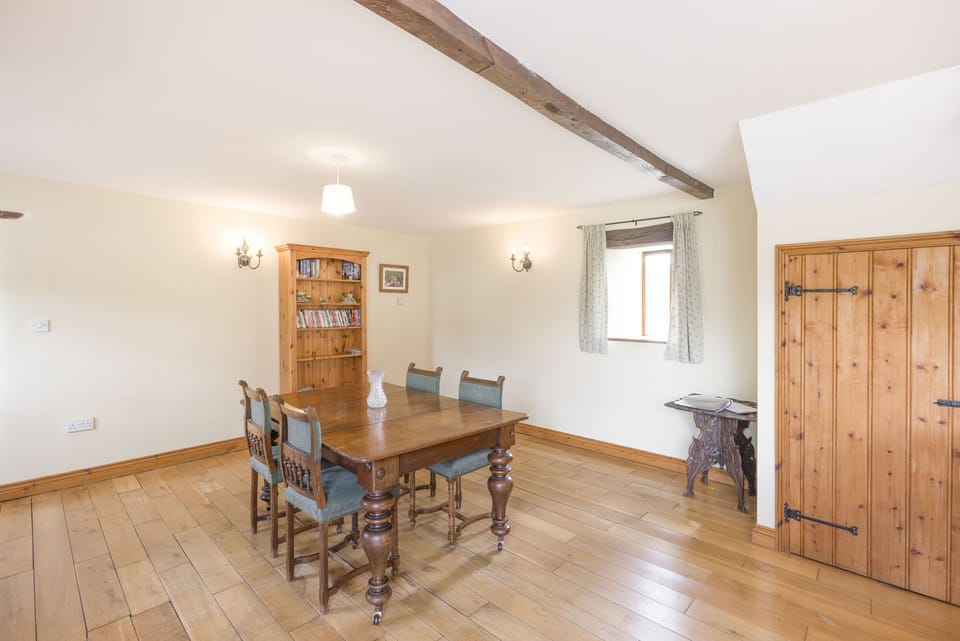 Cottage | Private kitchen | Fridge, microwave, stovetop, cookware/dishes/utensils