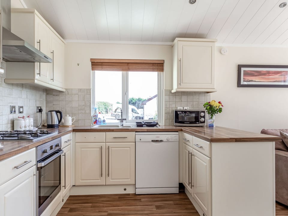 Cottage | Private kitchen | Dishwasher, toaster, cookware/dishes/utensils