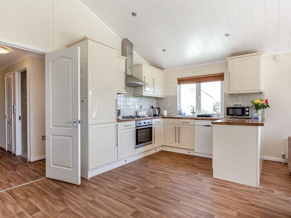 Cottage | Private kitchen | Dishwasher, toaster, cookware/dishes/utensils