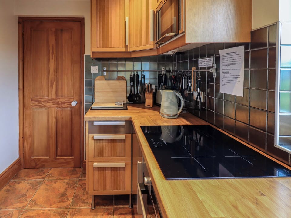 Cottage | Private kitchen | Fridge, stovetop, dishwasher, cookware/dishes/utensils