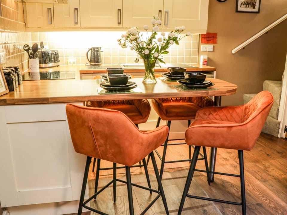 Cottage | Dining