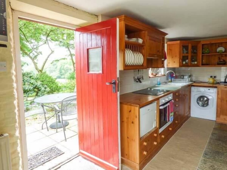 Cottage | Private kitchen | Fridge, microwave, stovetop, dishwasher