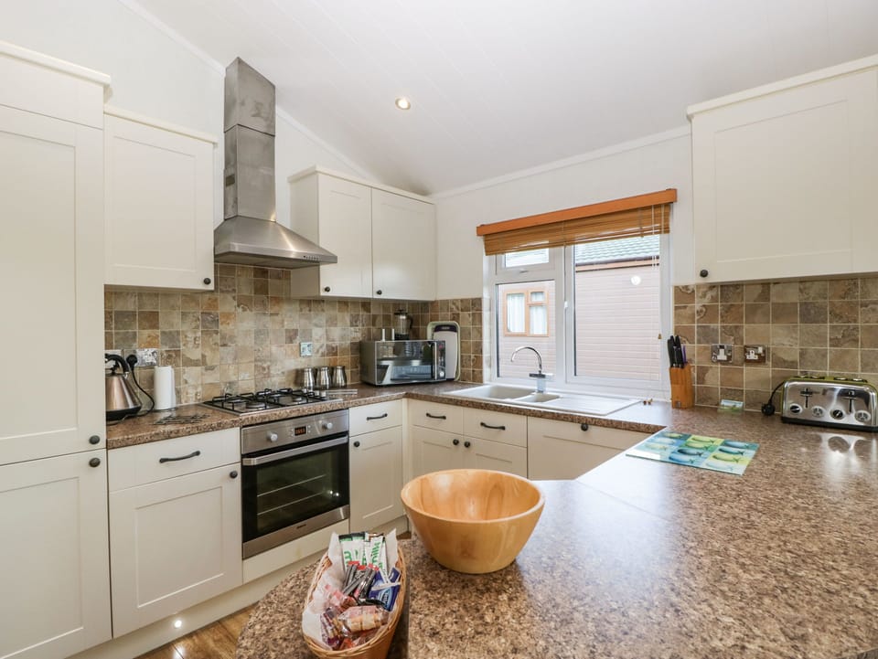 Cottage | Private kitchen | Dishwasher, toaster, cookware/dishes/utensils