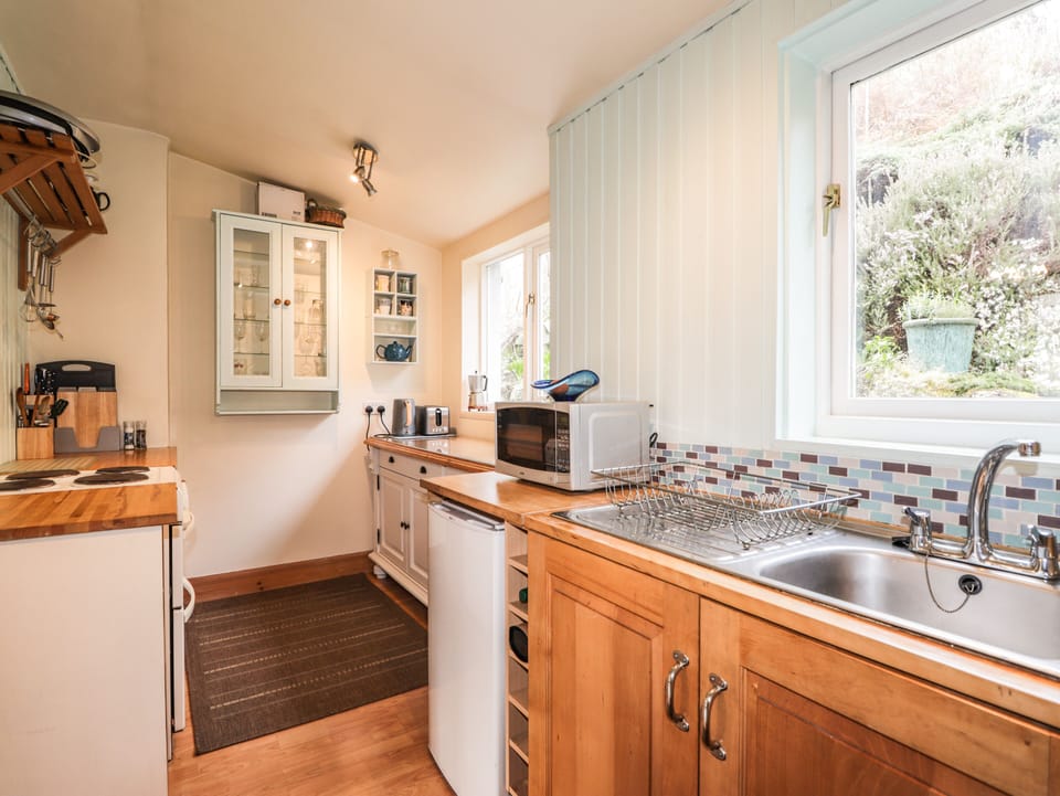 Cottage | Private kitchen | Fridge, microwave, stovetop, toaster