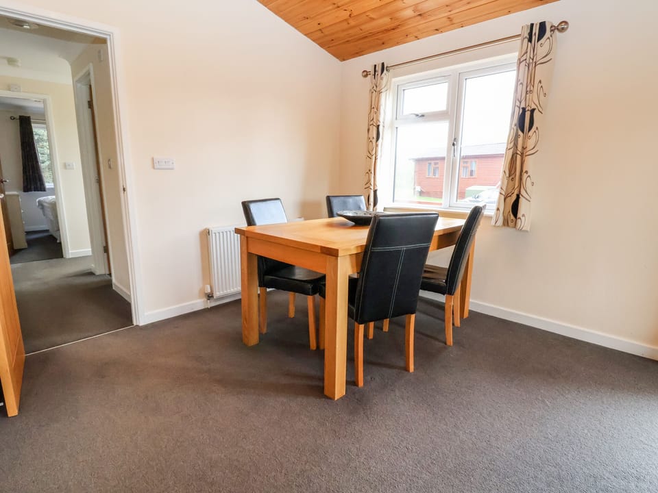Cottage | Dining