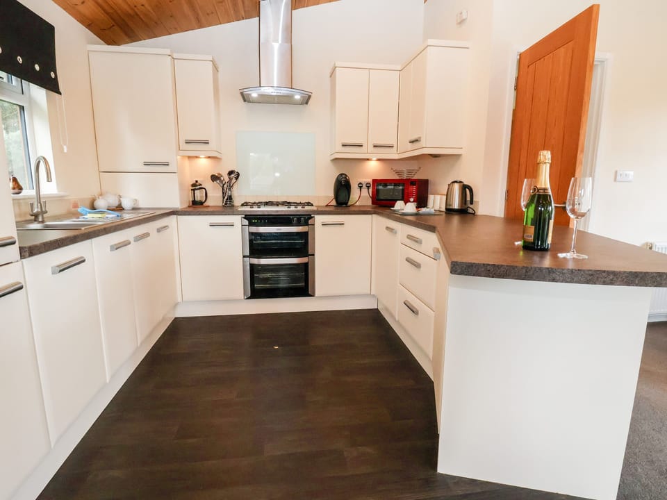 Cottage | Private kitchen | Dishwasher, cookware/dishes/utensils