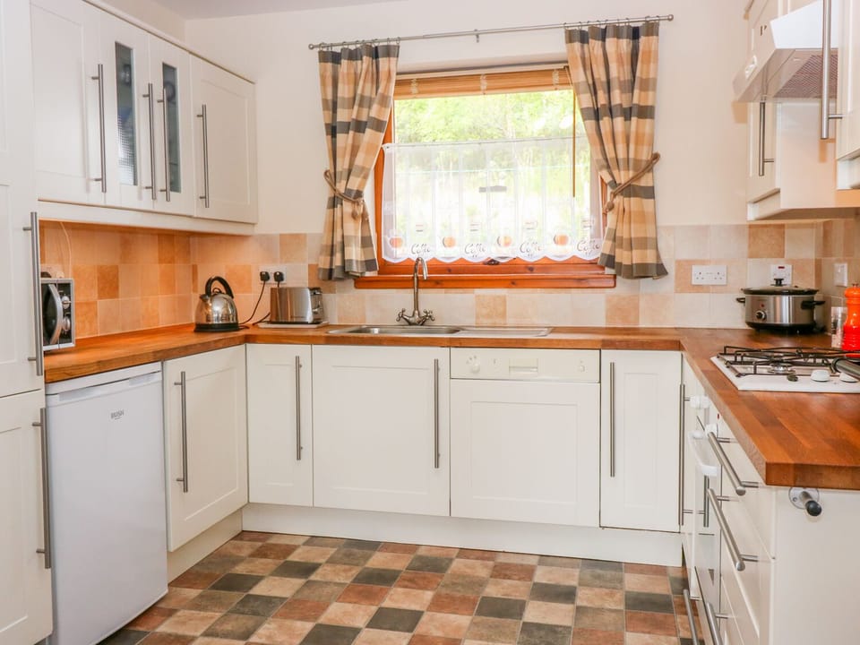 Cottage | Private kitchen | Fridge, microwave, stovetop, dishwasher