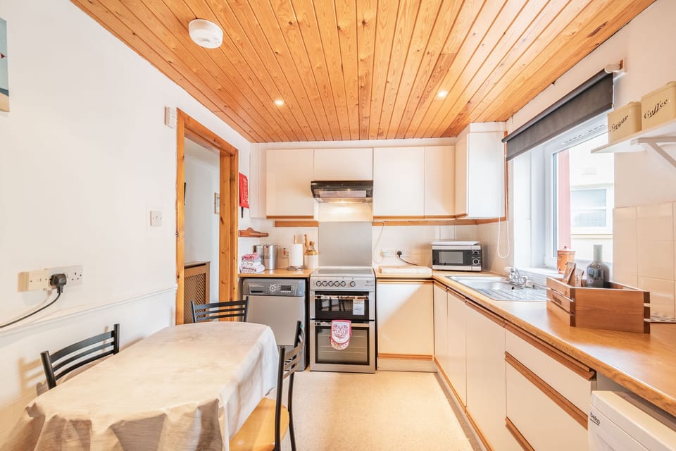 Cottage | Private kitchen | Dishwasher, cookware/dishes/utensils