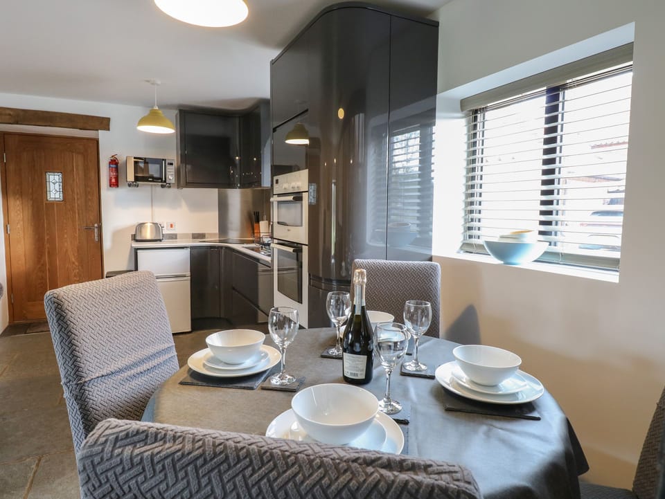 Cottage | Dining