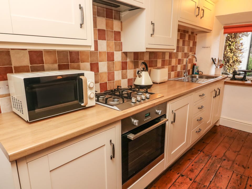 Cottage | Private kitchen | Fridge, microwave, stovetop, toaster