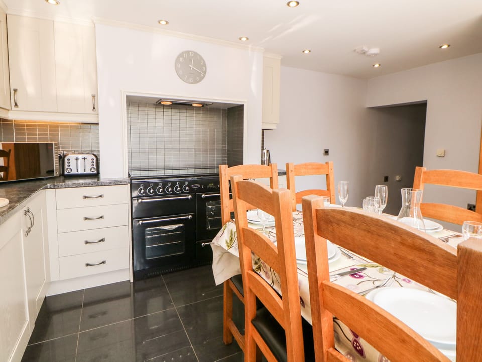 Cottage | Private kitchen | Dishwasher, highchair, cookware/dishes/utensils