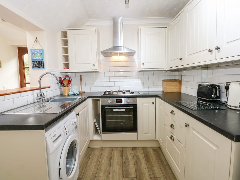 Cottage | Private kitchen | Microwave, stovetop, electric kettle, toaster