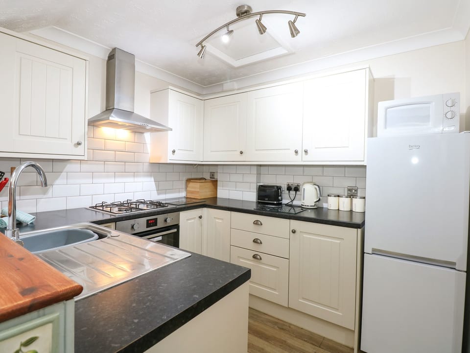 Cottage | Private kitchen | Microwave, stovetop, electric kettle, toaster