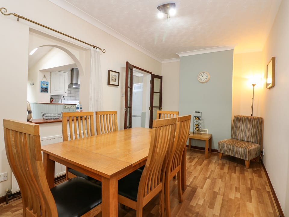 Cottage | Dining