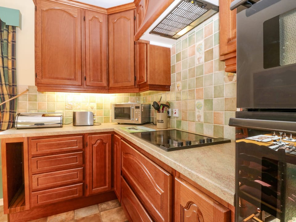 Cottage | Private kitchen | Fridge, cookware/dishes/utensils