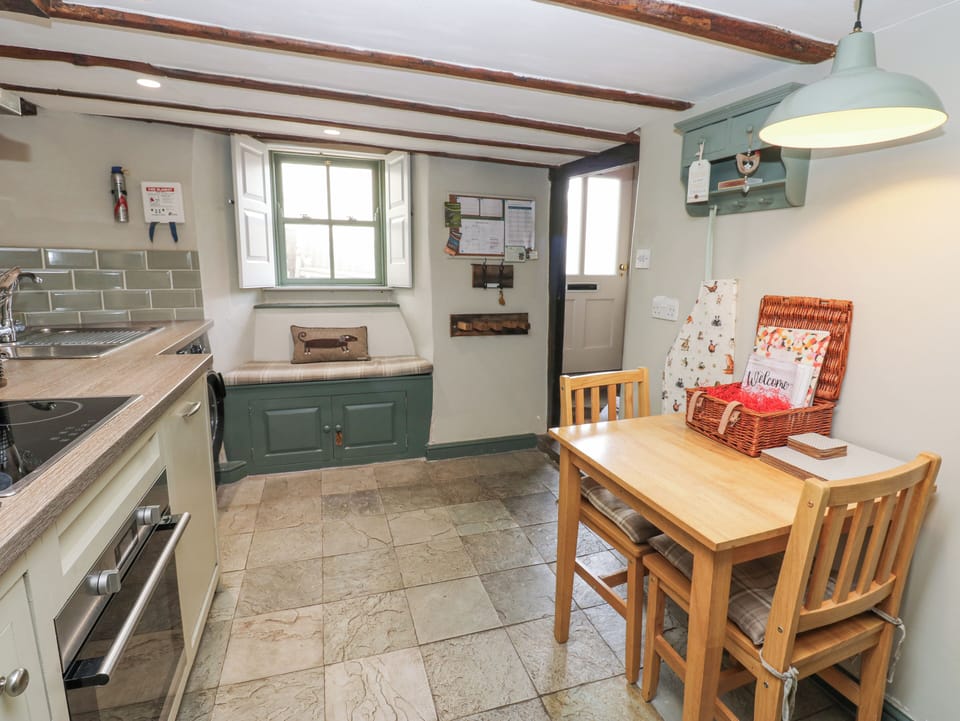 Cottage | Private kitchen | Fridge, microwave, stovetop, dishwasher