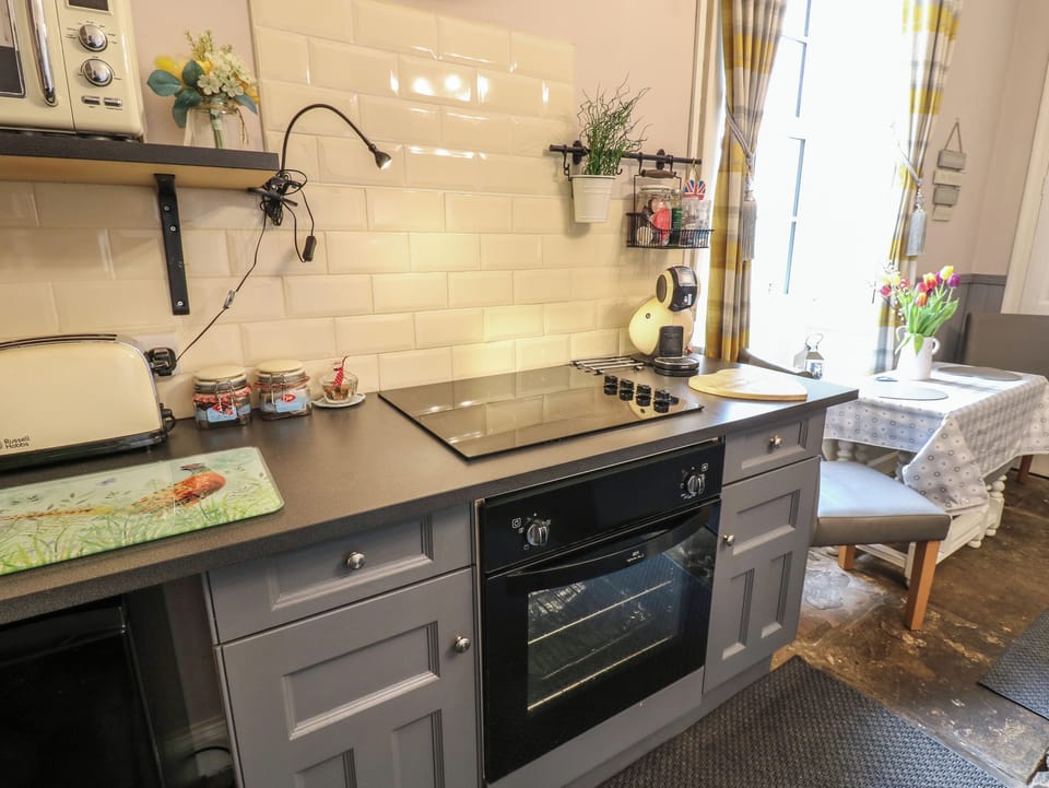 Cottage | Private kitchen | Fridge, microwave, stovetop, electric kettle