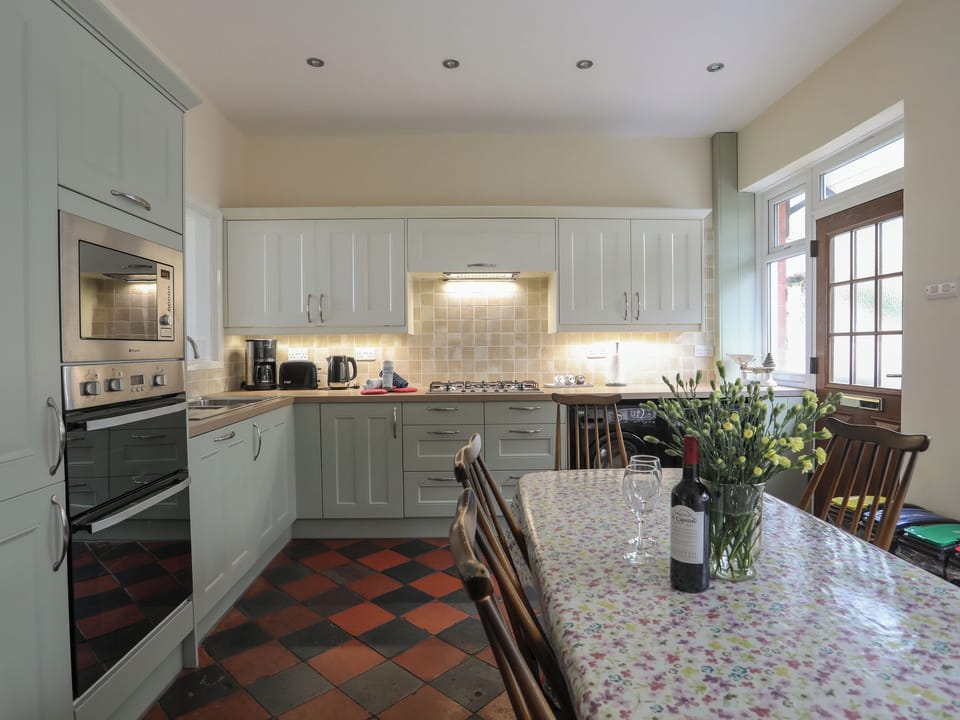 Cottage | Private kitchen | Dishwasher, cookware/dishes/utensils
