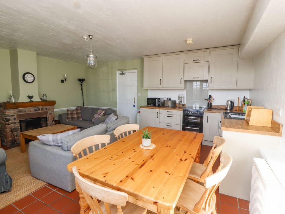 Cottage | Dining