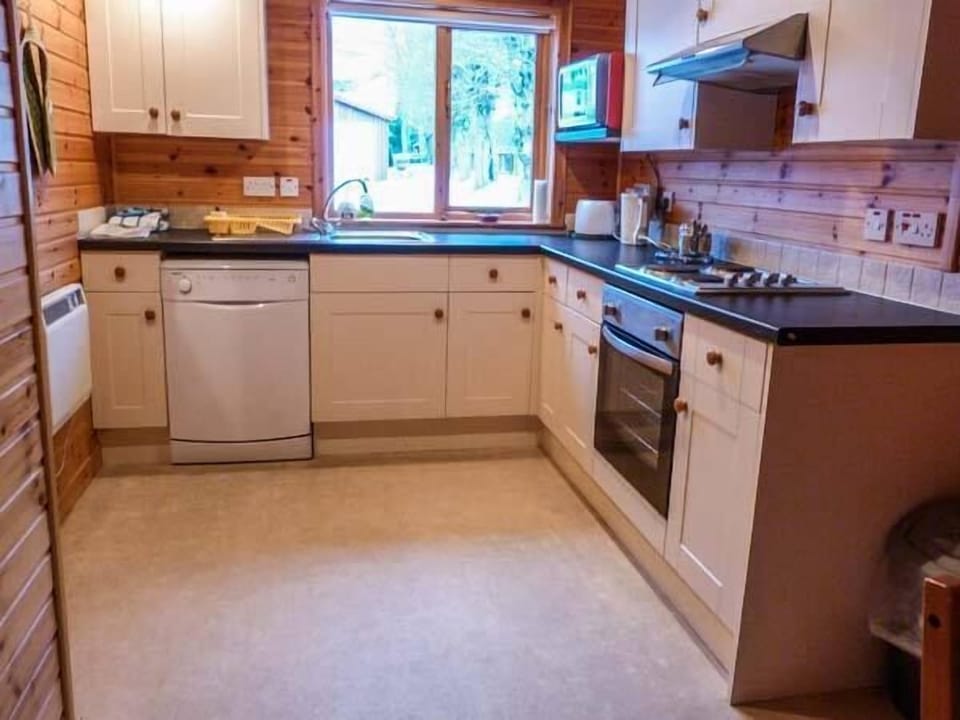 Cottage | Private kitchen | Dishwasher, toaster, cookware/dishes/utensils