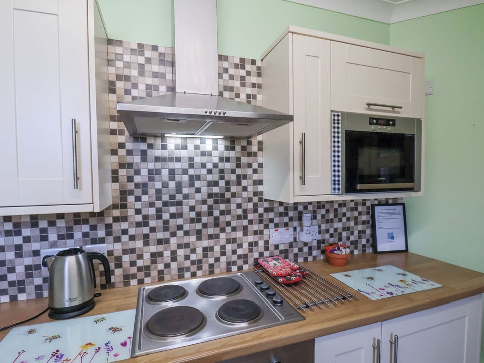 Cottage | Private kitchen | Fridge, microwave, stovetop, dishwasher