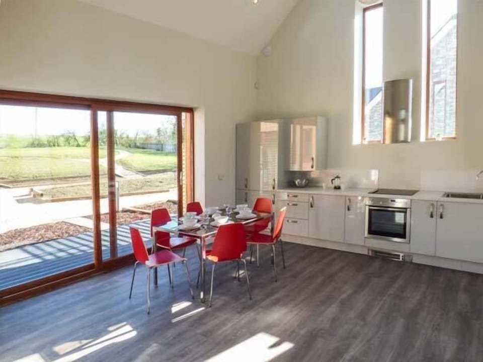 Cottage | Private kitchen | Fridge, microwave, stovetop, dishwasher