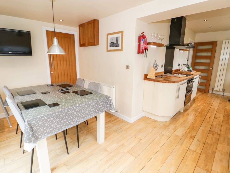 Cottage | Private kitchen | Fridge, microwave, stovetop, highchair