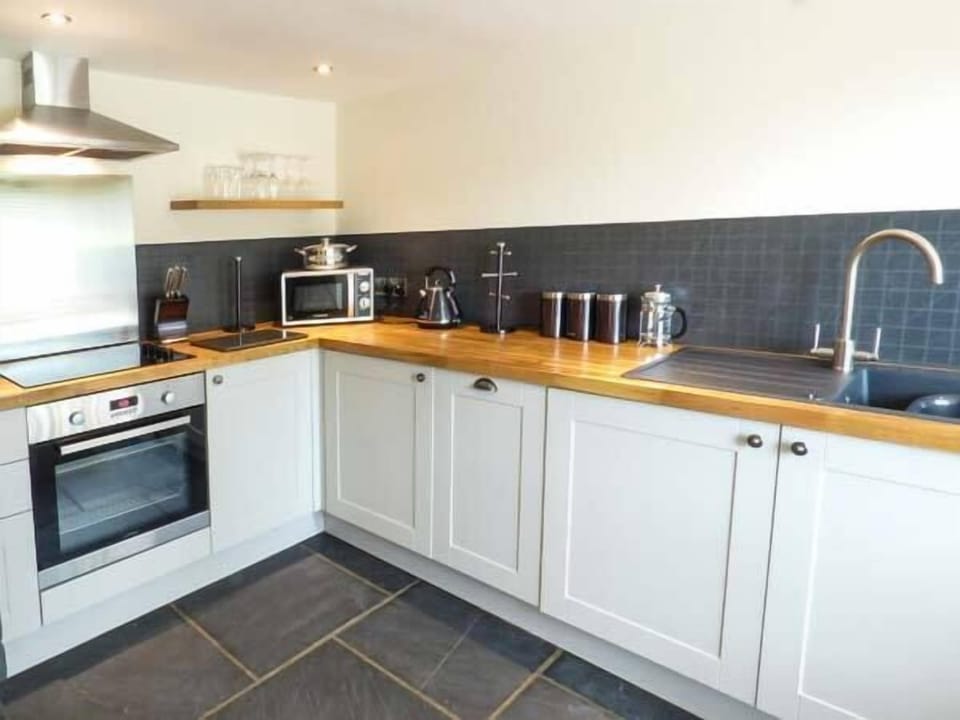 Cottage | Private kitchen | Dishwasher, cookware/dishes/utensils