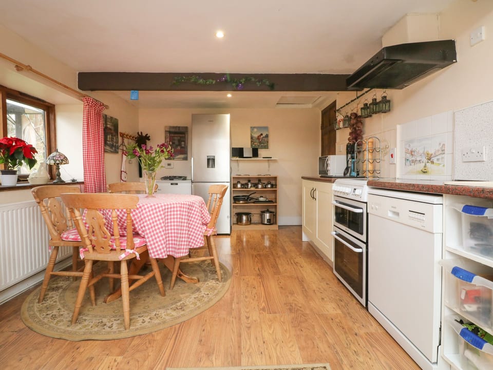 Cottage | Private kitchen | Fridge, microwave, stovetop, dishwasher