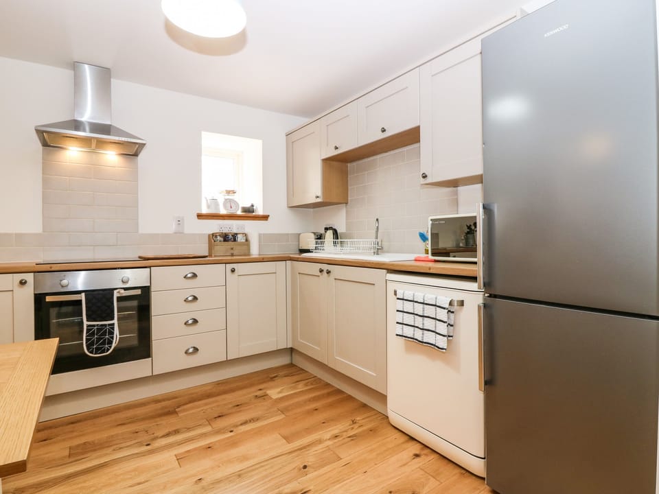 Cottage | Private kitchen | Dishwasher, cookware/dishes/utensils