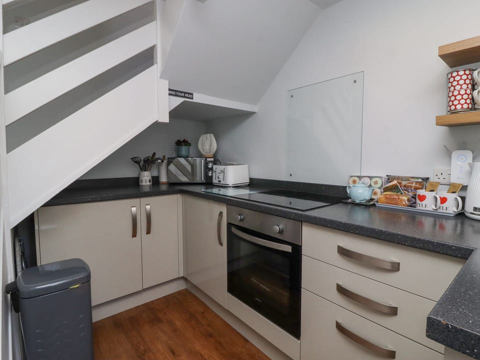 Cottage | Private kitchen | Microwave, stovetop, electric kettle, toaster