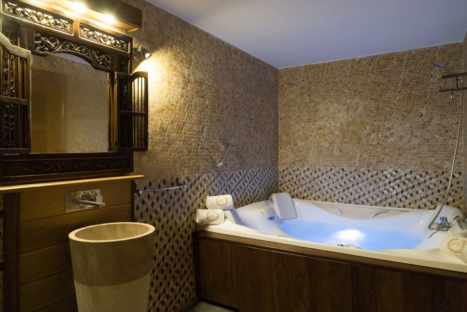 Royal Suite | Bathroom | Free toiletries, hair dryer, bidet, soap